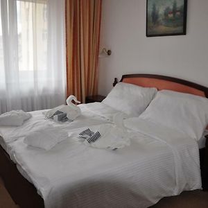 Zimmer mit Kingsize-Bett